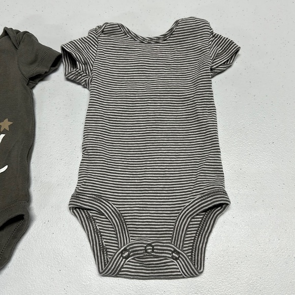😍 3 for $15 😍 2x Boys Carter’s Short-Sleeve Onesies sz NB - Gray & White - Picture 3 of 5